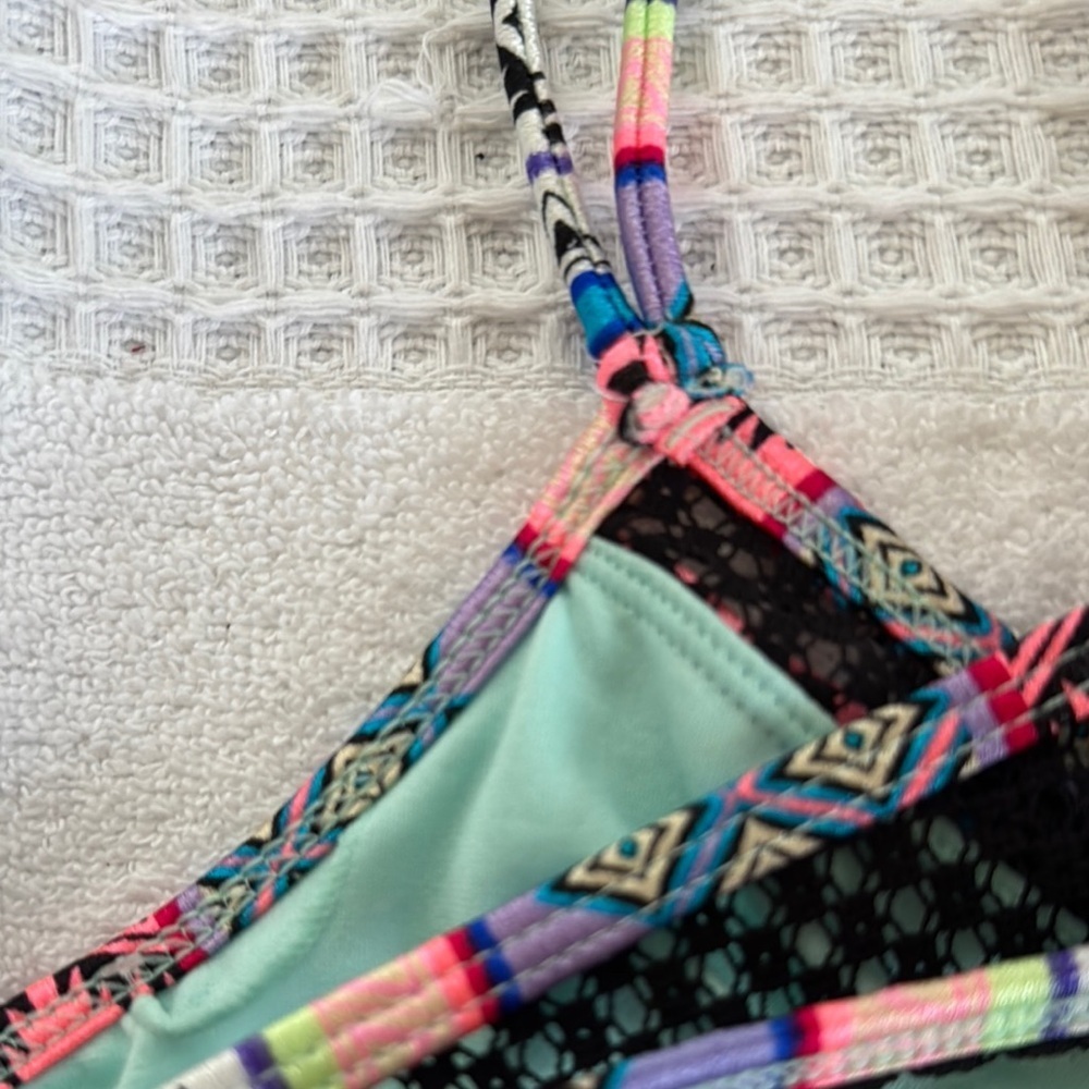 OP Multicolor Geometric Strappy Top - Picture 6 of 7